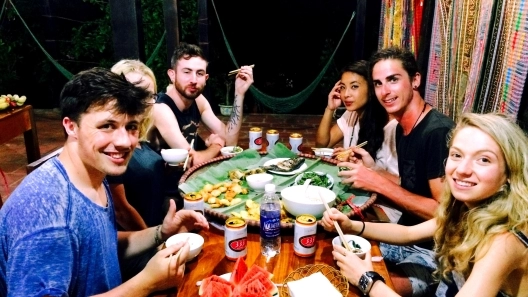 Áo thun Mắt Xanh sản xuất trong Triển Lãm tại Hà Nội phát trên Tivi